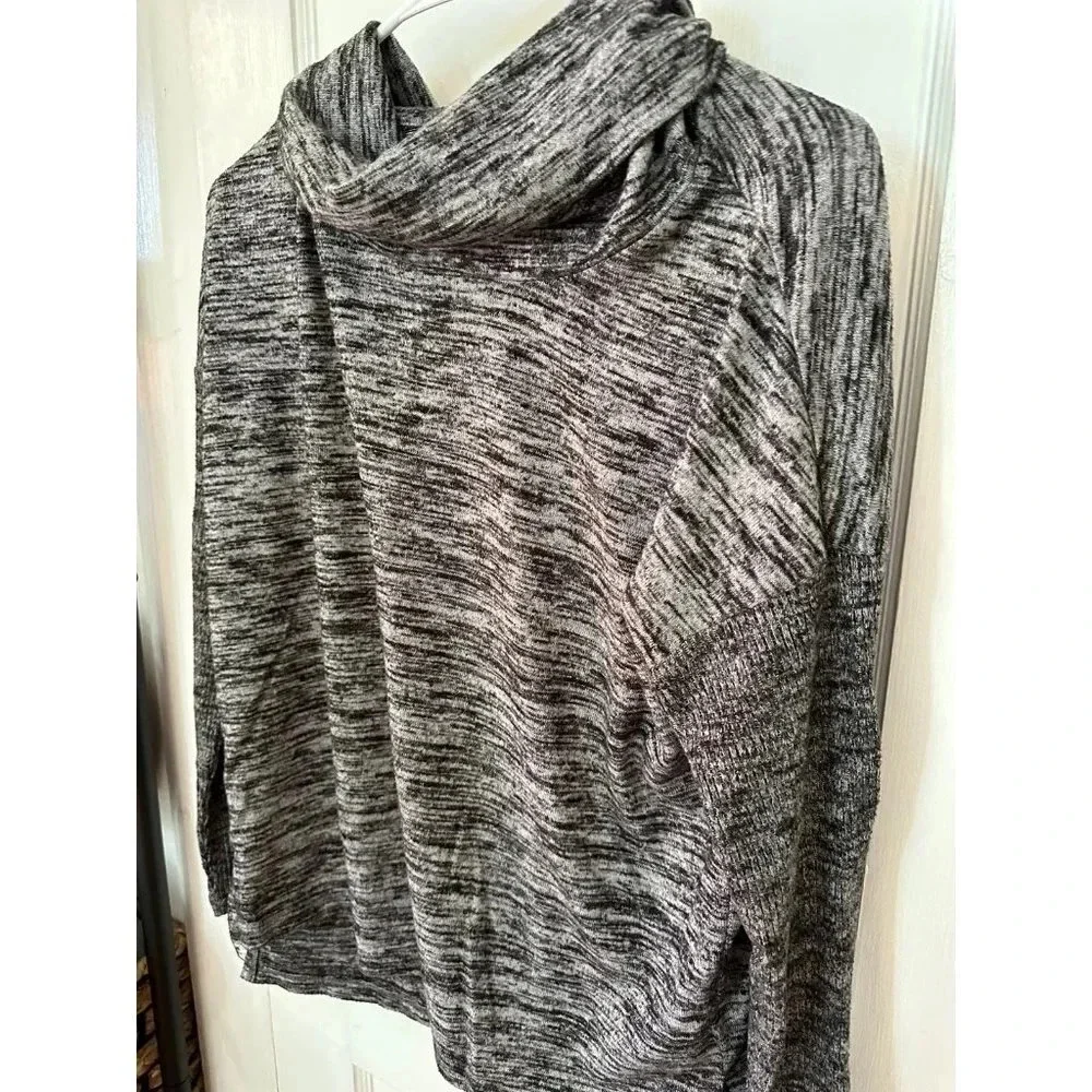 Tahari Women’s size Medium Sweater - Picture 2 of 7